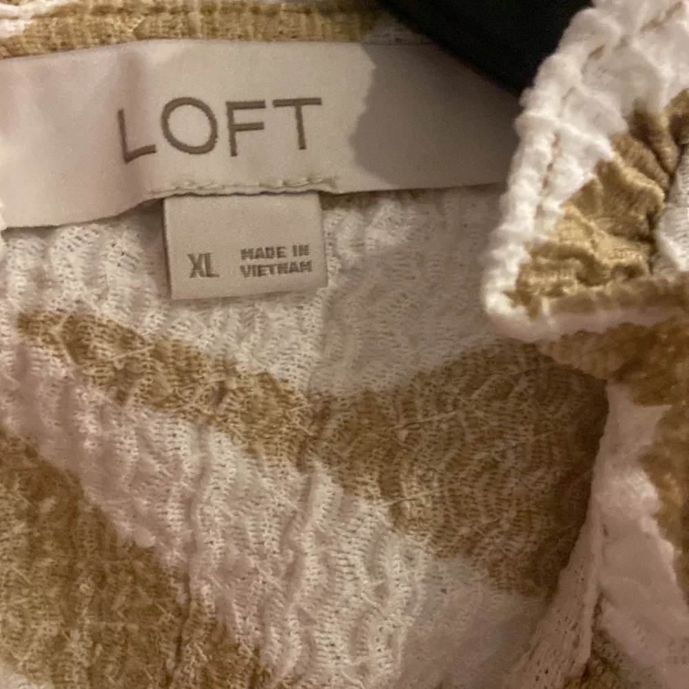 Express sleeveless blouse . - Picture 3 of 3